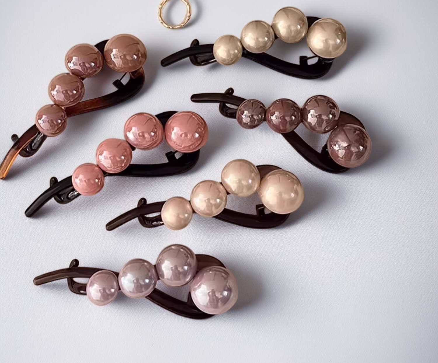 女性の髪に映えるパールストレートヘアピン