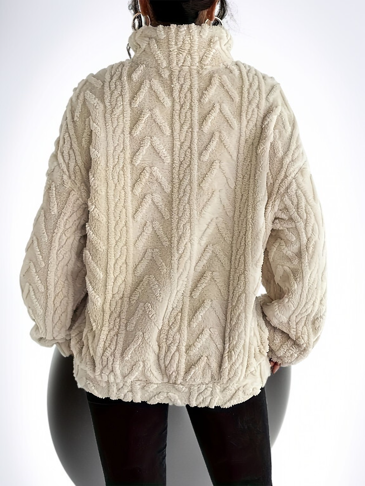 따뜻한 양면 플러시 소재의 여성 스웨트셔츠 디테일