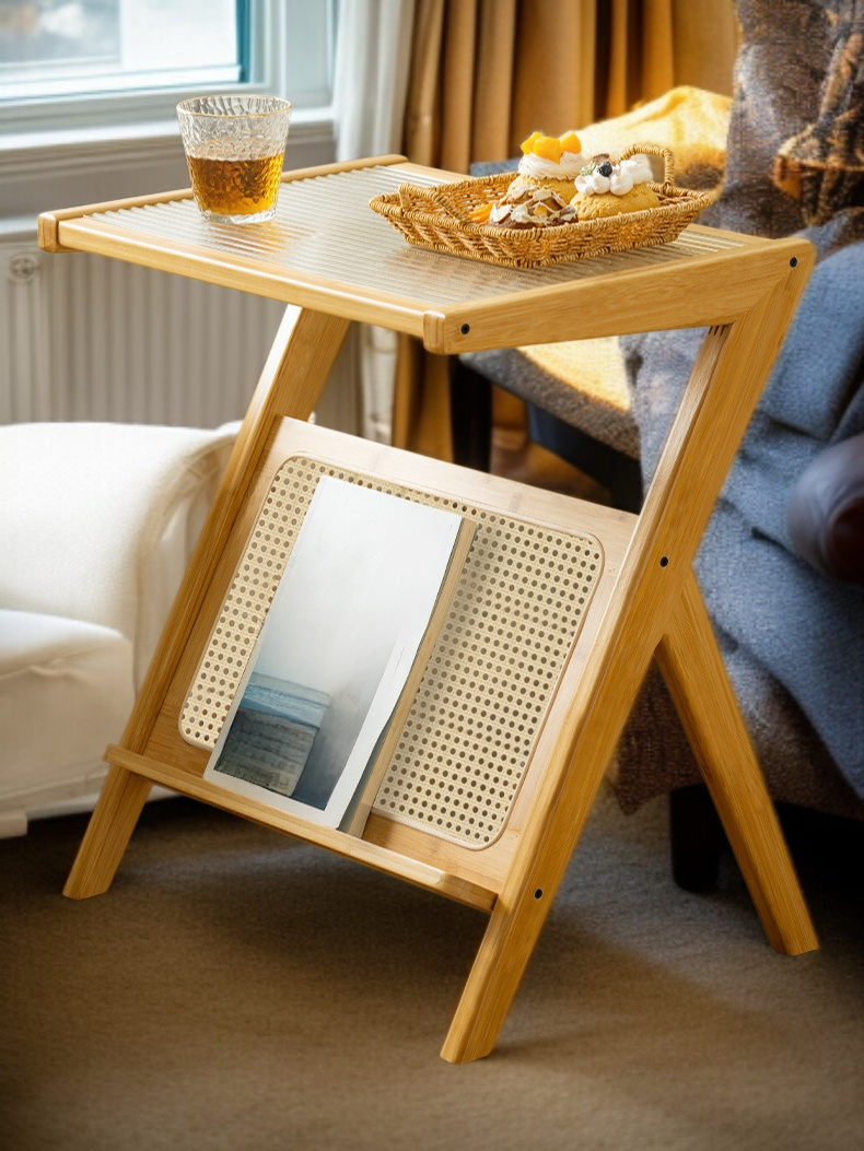 고급스러운 소파 옆 나무 유리 탁자