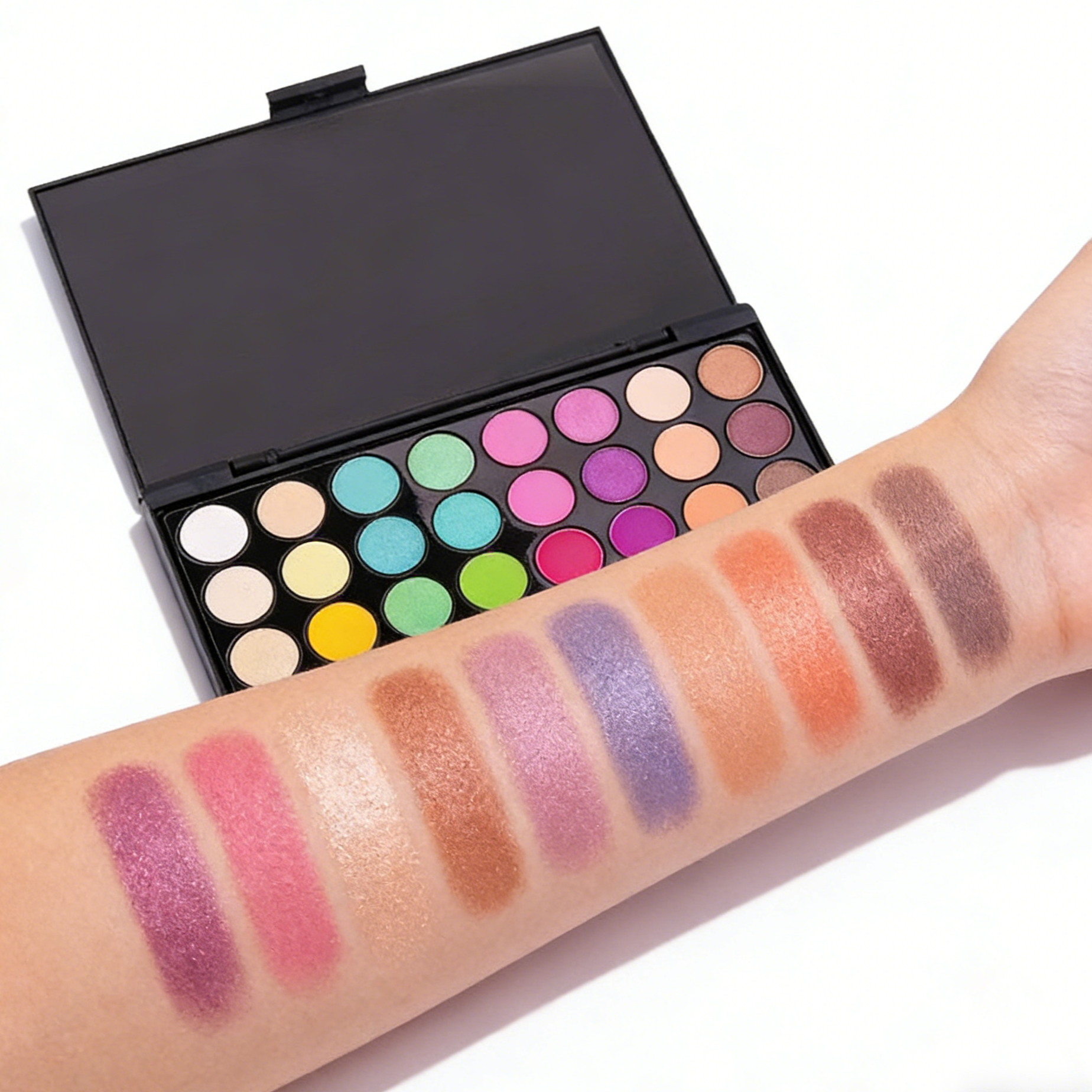 多彩なカラーのアイシャドウパレットの拡大写真