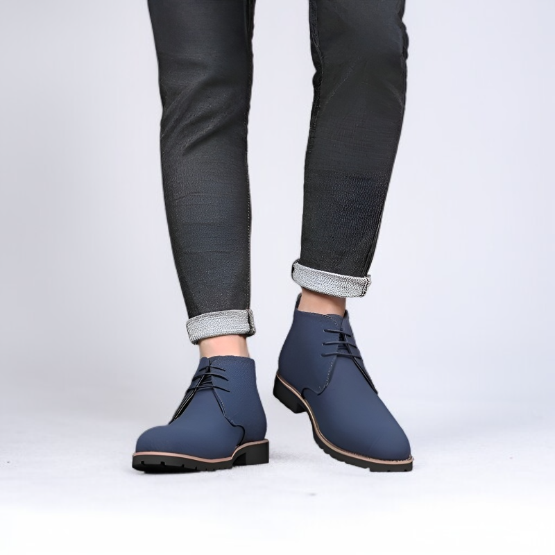 秋のメンズ尖ったつま先のカジュアル革靴、紳士用レースアップローヒールの大きいサイズのマーティンブーツ、スエード素材の男性用シューズ