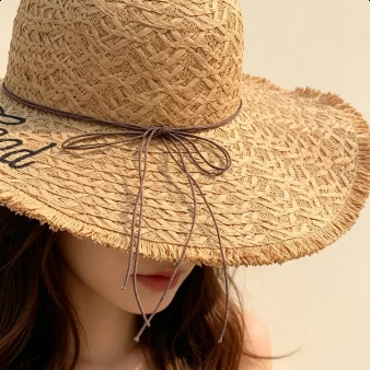 Sommerlicher Damen-Strohhut mit breiter Krempe  Sonnenschutz  gestickten Buchstaben  Strandhut