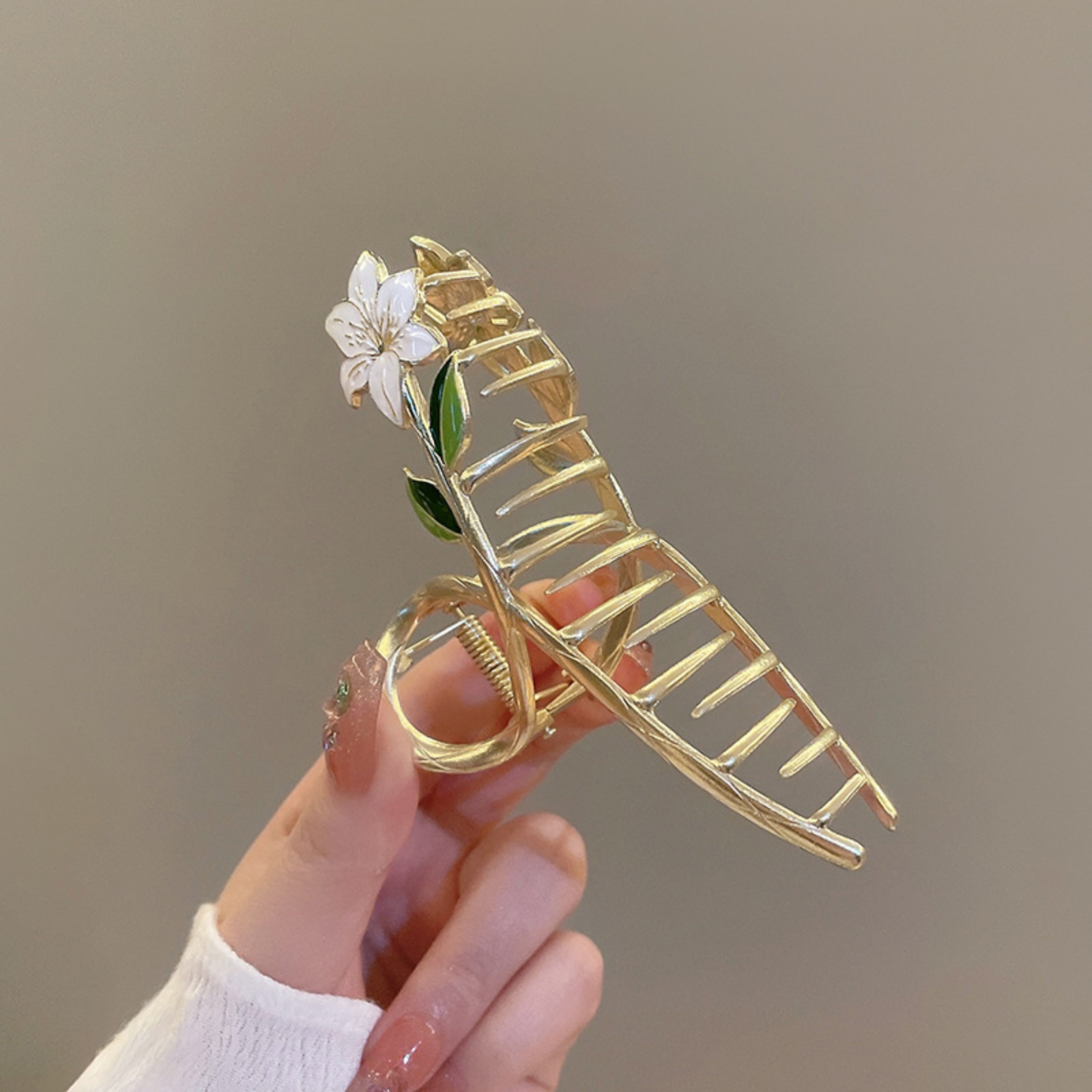 Elegant Vintage Lily Flower Hair Claw