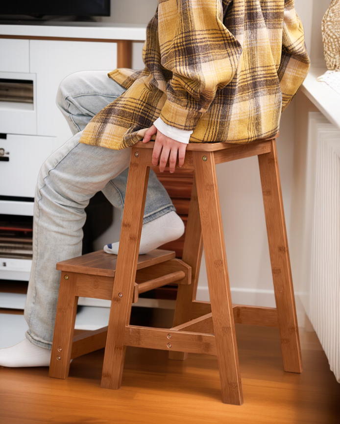 Detalle de acabado del taburete de madera maciza