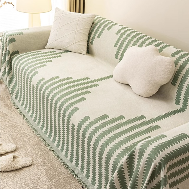 Sofadecke mit Waffelmuster auf modernem Sofa
