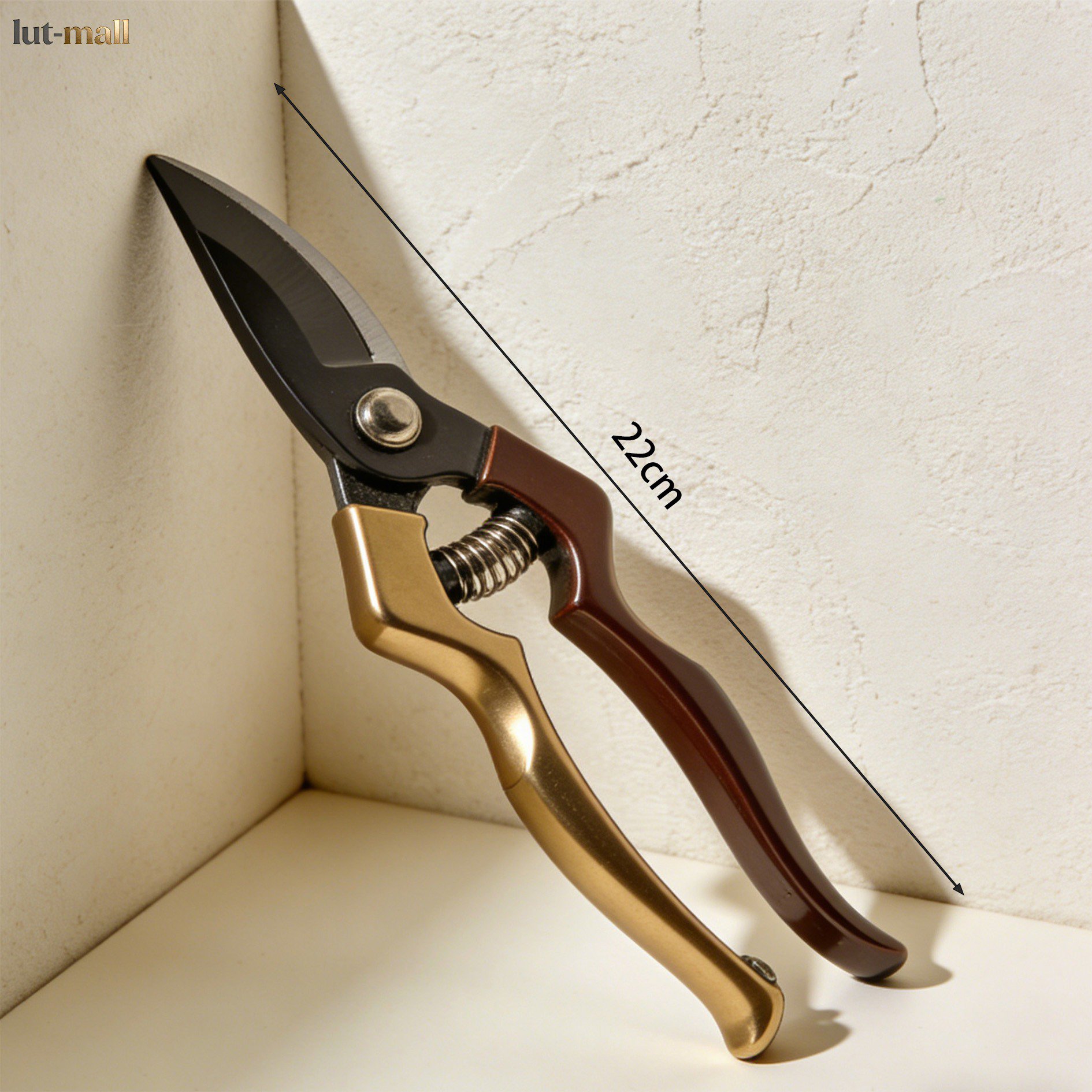 화초 가지치기 전정 가위 사용 장면