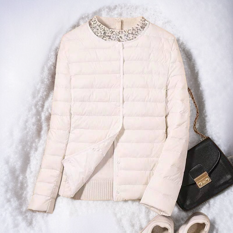 防寒性抜群のダウンジャケットのフード部分