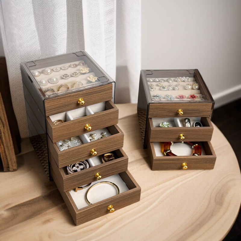 Joyero de madera de nogal con joyas organizadas