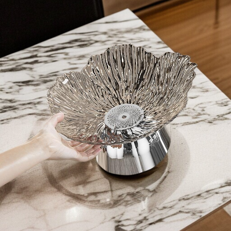 파티 테이블에 놓인 고급 꽃 과일 쟁반