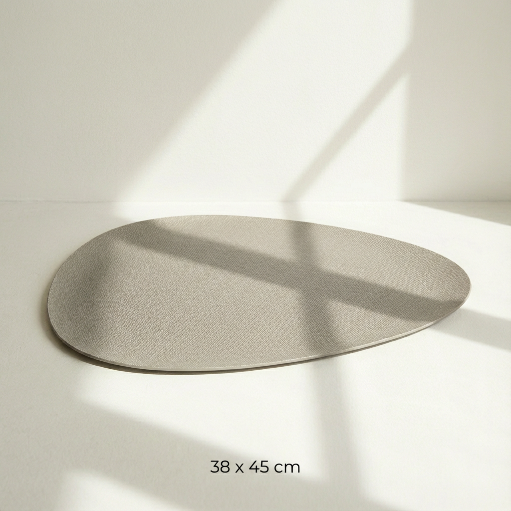 パソコンと文房具を置いた大判デスクマット