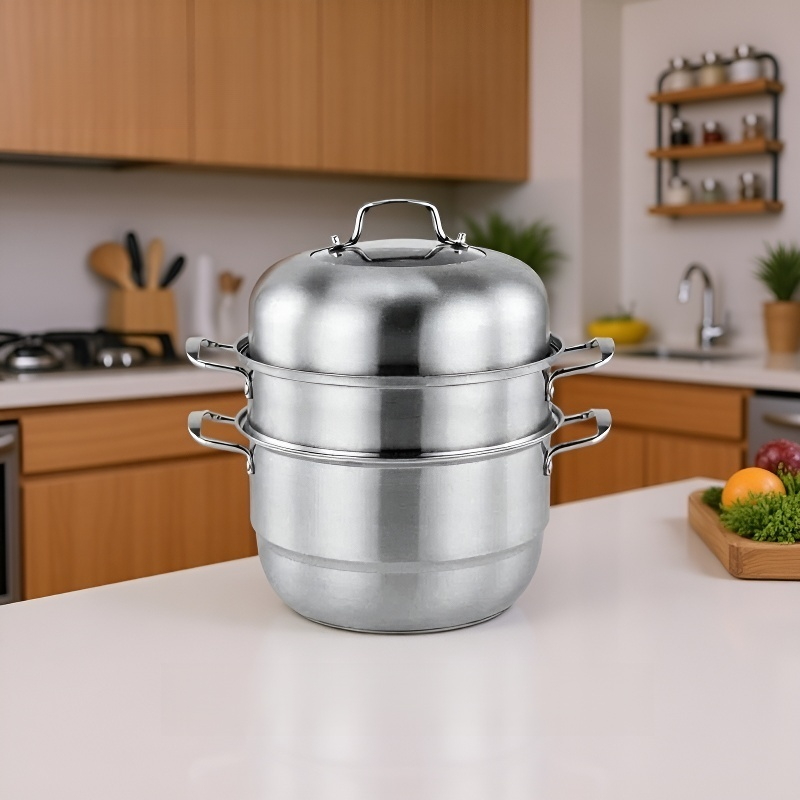 수프 조리 중인 스테인리스 스틸 냄비