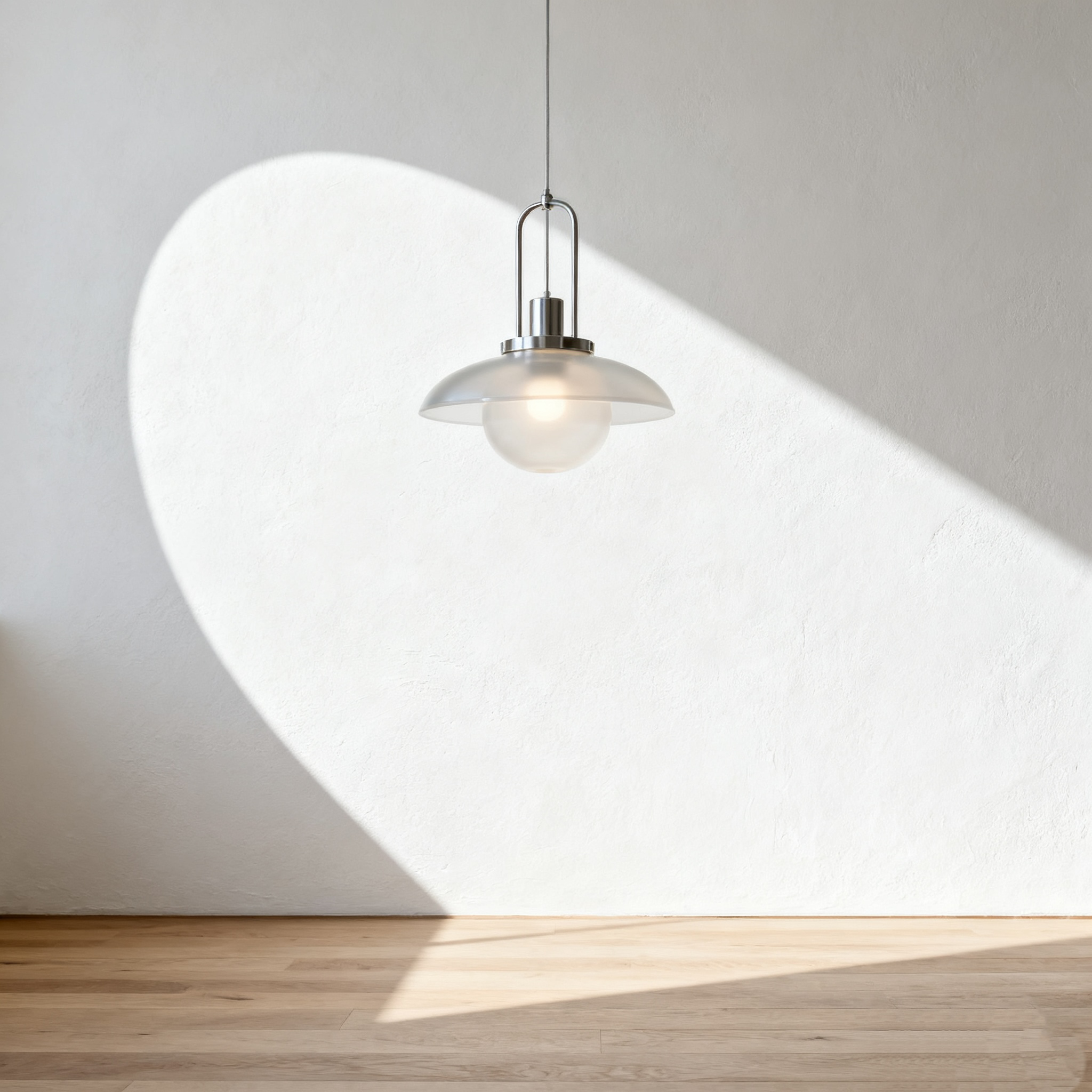 Lámpara colgante redonda transparente instalada en comedor moderno