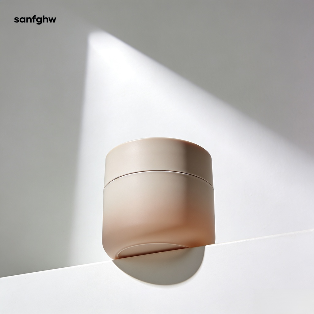 Haushaltskleidungsgeruchsentferner Anwendung auf Hemd