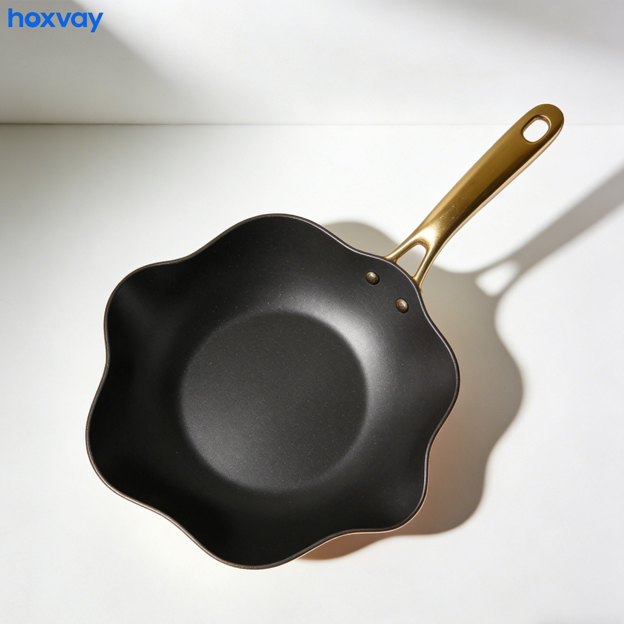 Household non-stick frying pan with ergonomic handle