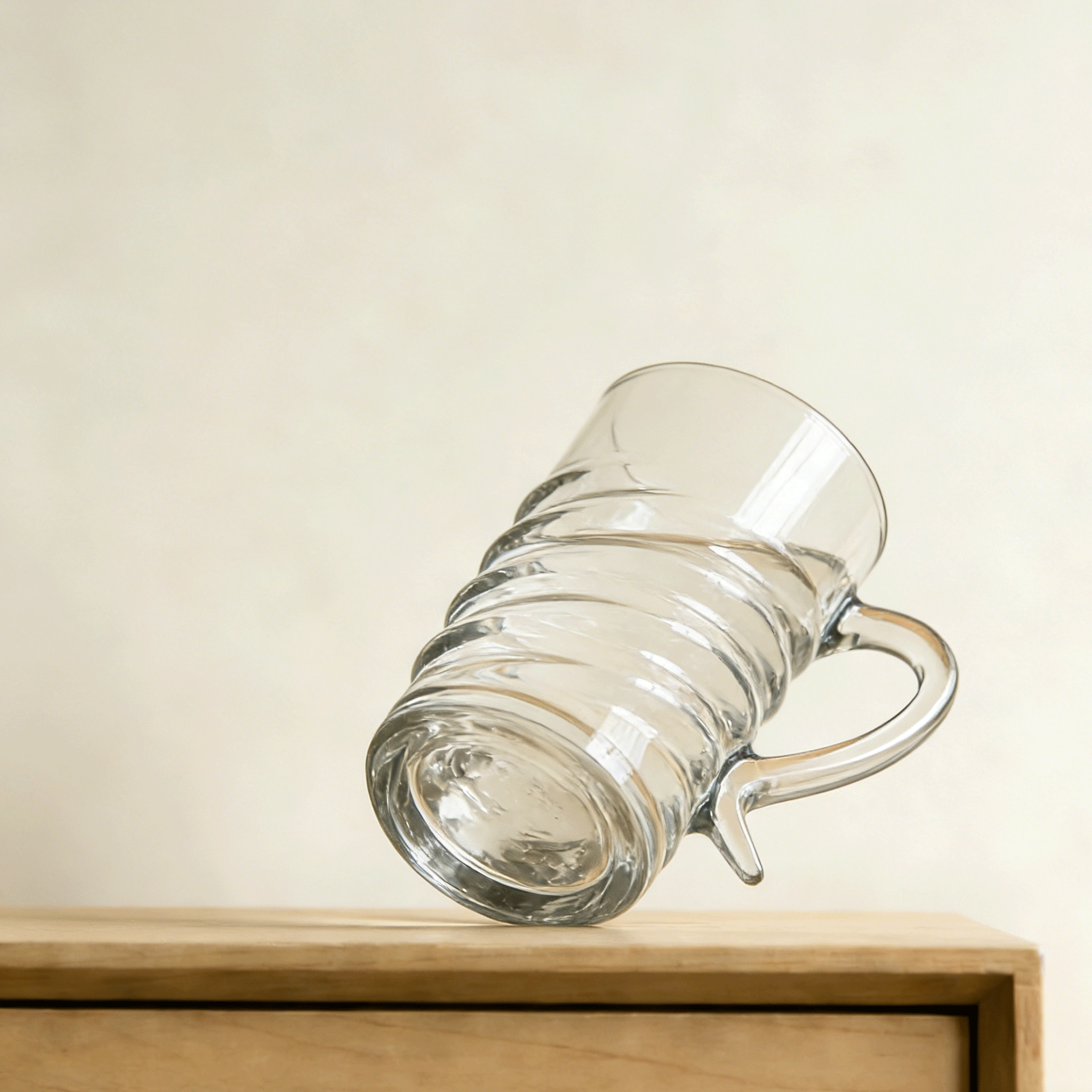 Set de 3 copas de vidrio modernas sobre mesa elegante