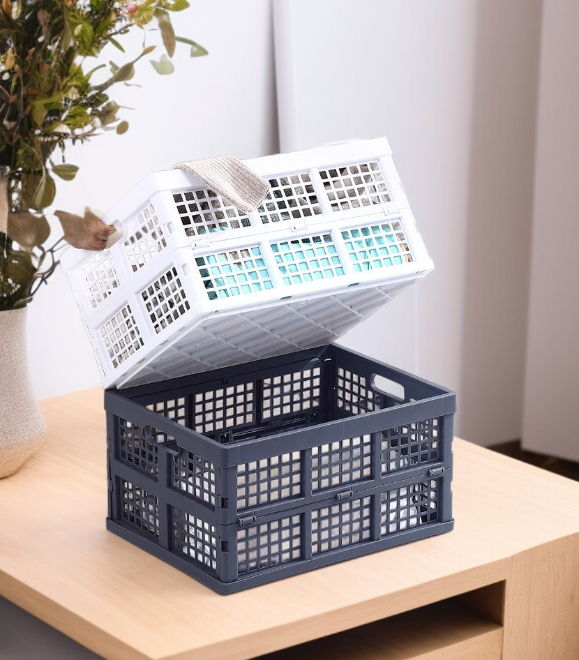 Space-saving trunk storage box folded flat