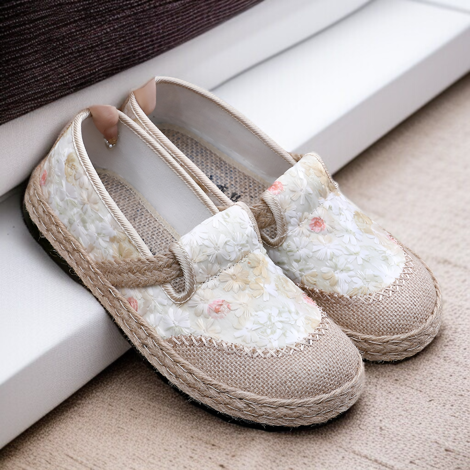 母親向けの通気性良い布靴アップ写真