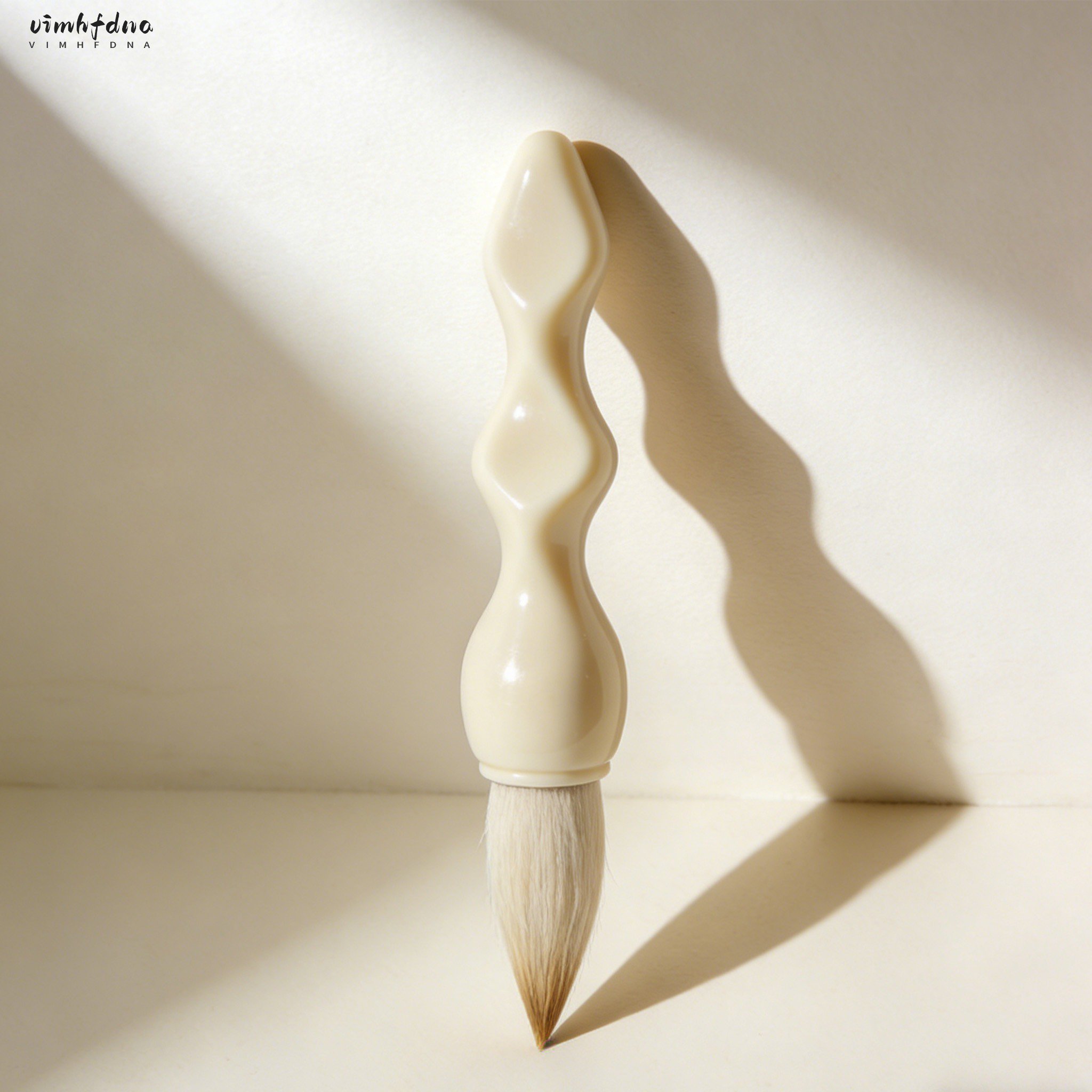 高品質な書道筆を持つ手元