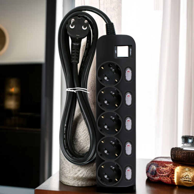 검은색 다중 위치 전원 스트립