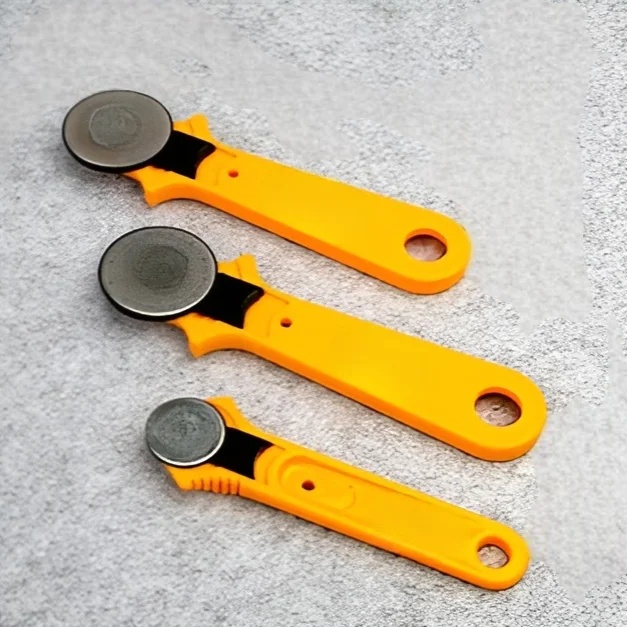 Lederschneidemesser auf einem Lederstück