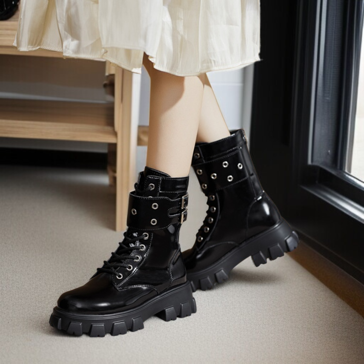 厚底の女性用ファッションブーツ　太めのヒールと紐付きの丸いトゥのマーチンブーツ　カジュアルでおしゃれな大きいサイズの女性靴