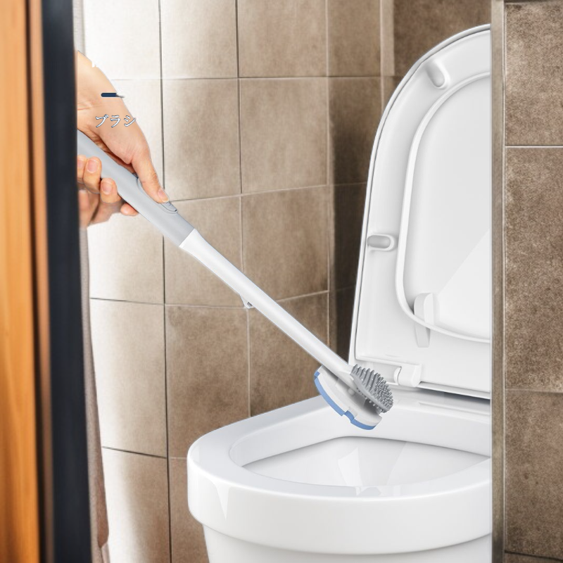 トイレ掃除中の使い捨てブラシ使用例