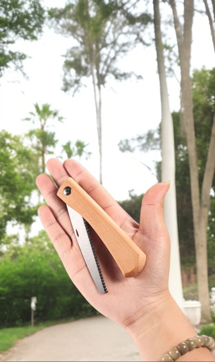 정원 과수용 고효율 전동톱 사용 모습