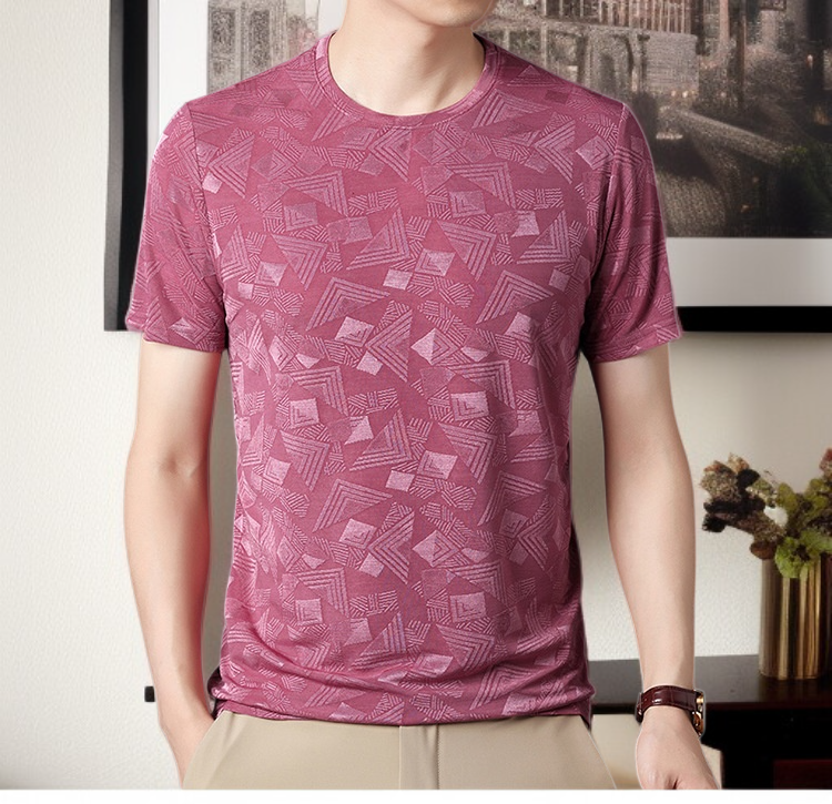 Camiseta elegante de seda para hombre en uso