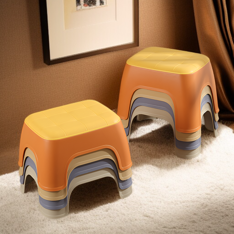 Minimalistischer skandinavischer Kunststoffhocker in weißem Design