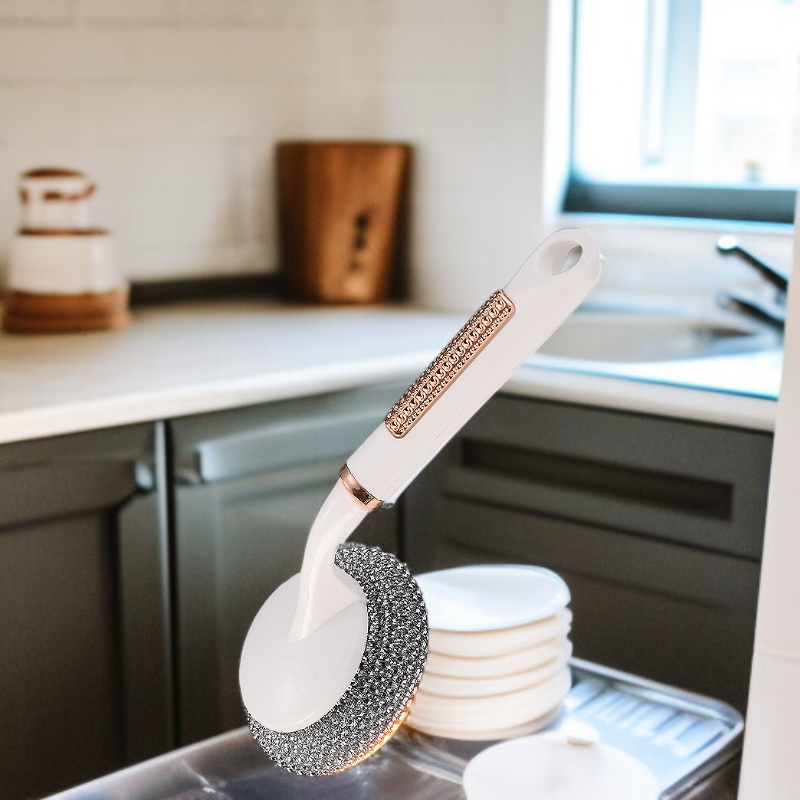 家庭用ワイヤーボールブラシで鍋を洗浄する様子