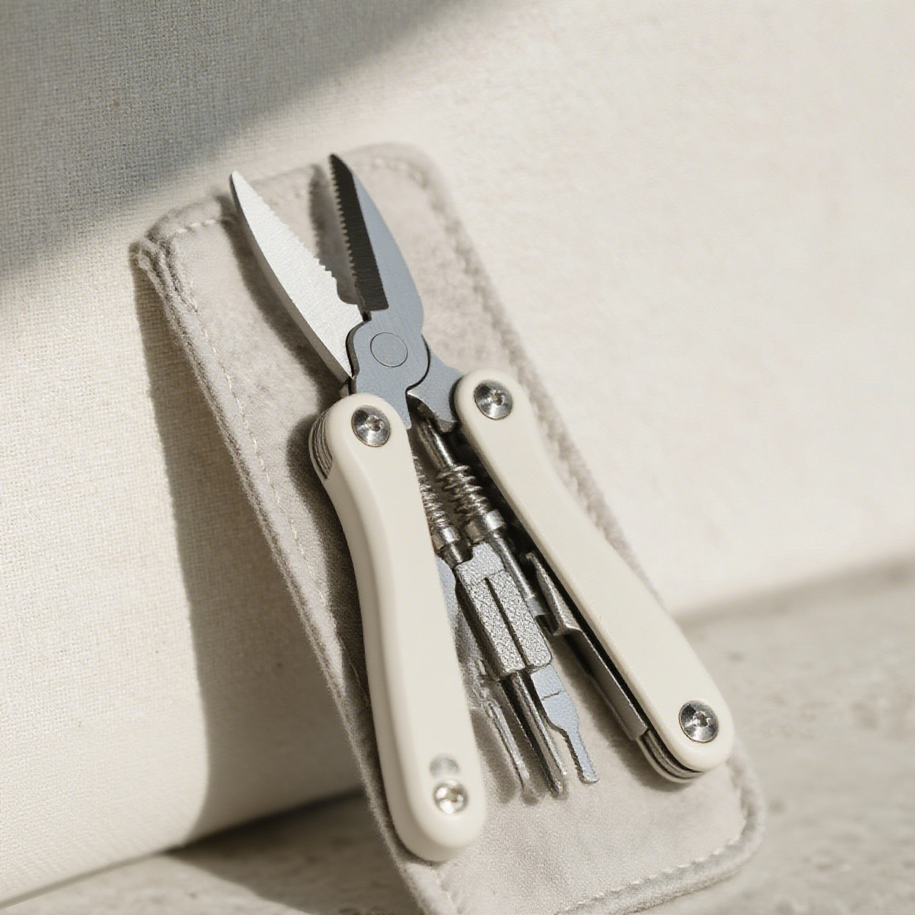 Tijeras multifuncionales de acero inoxidable para exteriores en uso