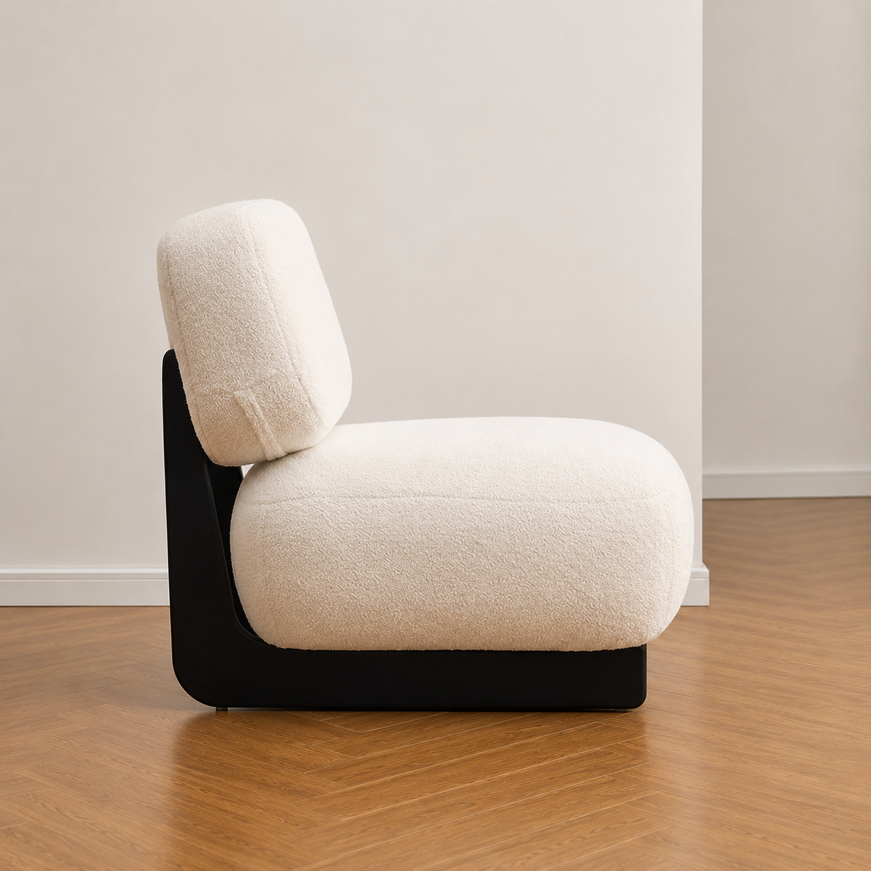 Sessel aus Massivholz mit Lammfellbezug