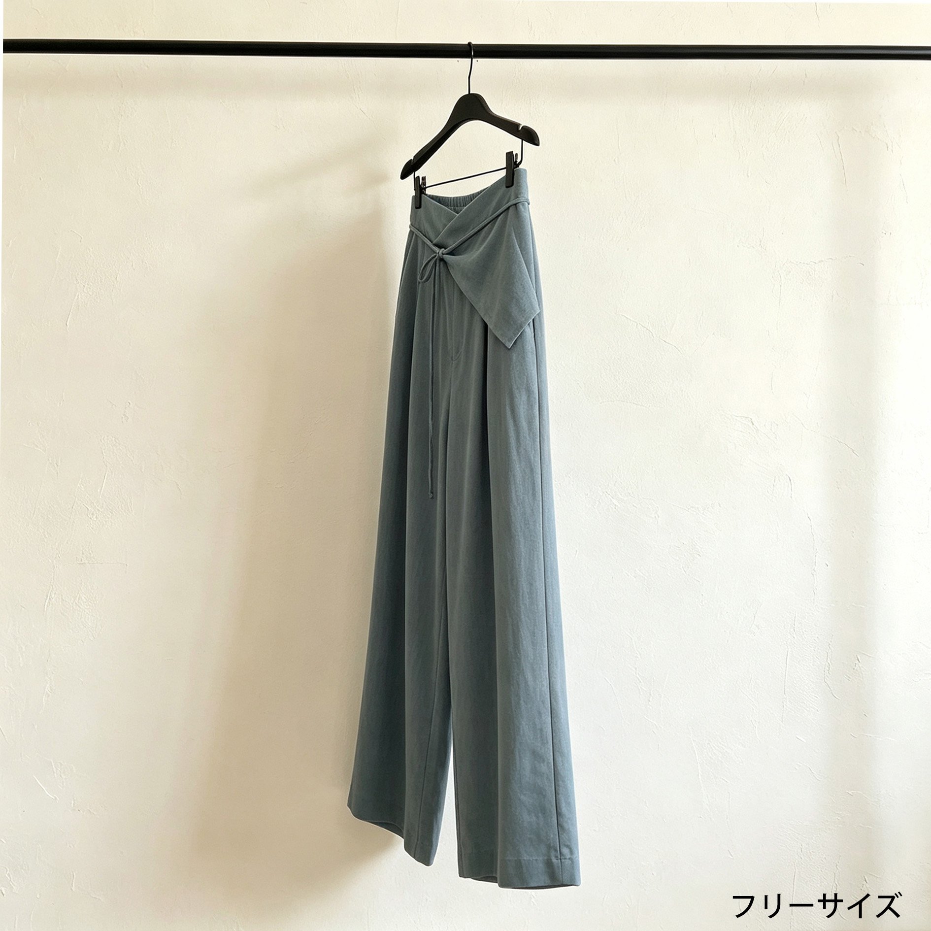 ゆったりシルエットのパンツ着用例