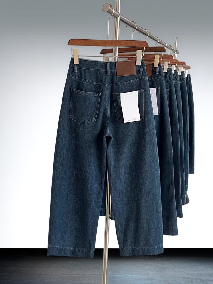 シガレットパンツのオフィスコーデ