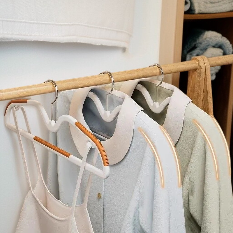 多機能ハンガー プラスチック製ワイドショルダーと厚手の服サポート 回転式ノンマーキングハンガー ウェット ドライハンガー