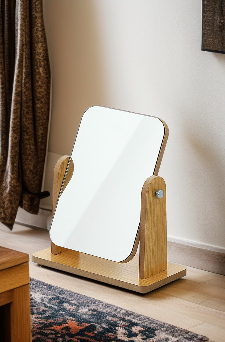 책상 위에 놓인 컴팩트 화장 거울