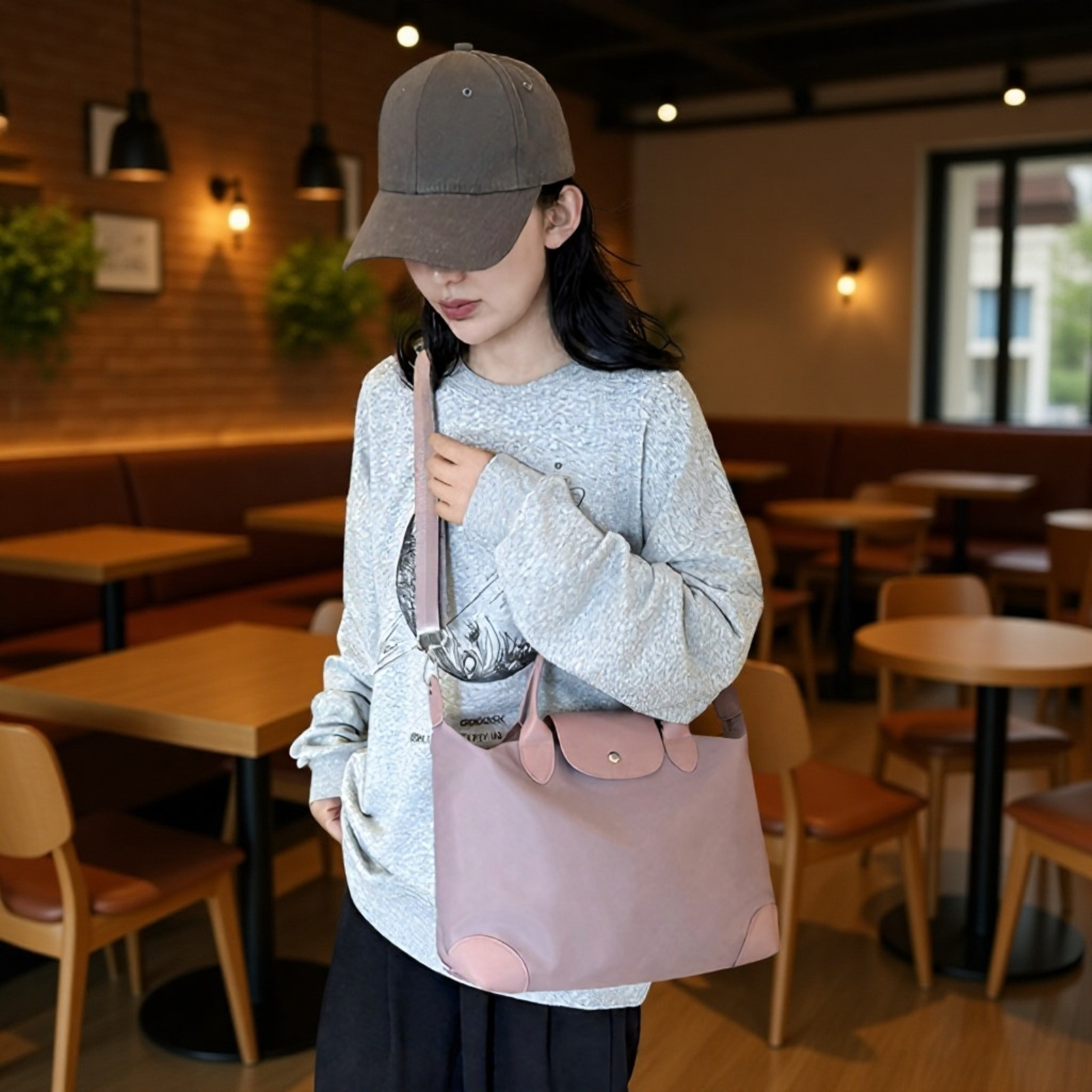 軽量素材を使用したレディースバッグの側面写真