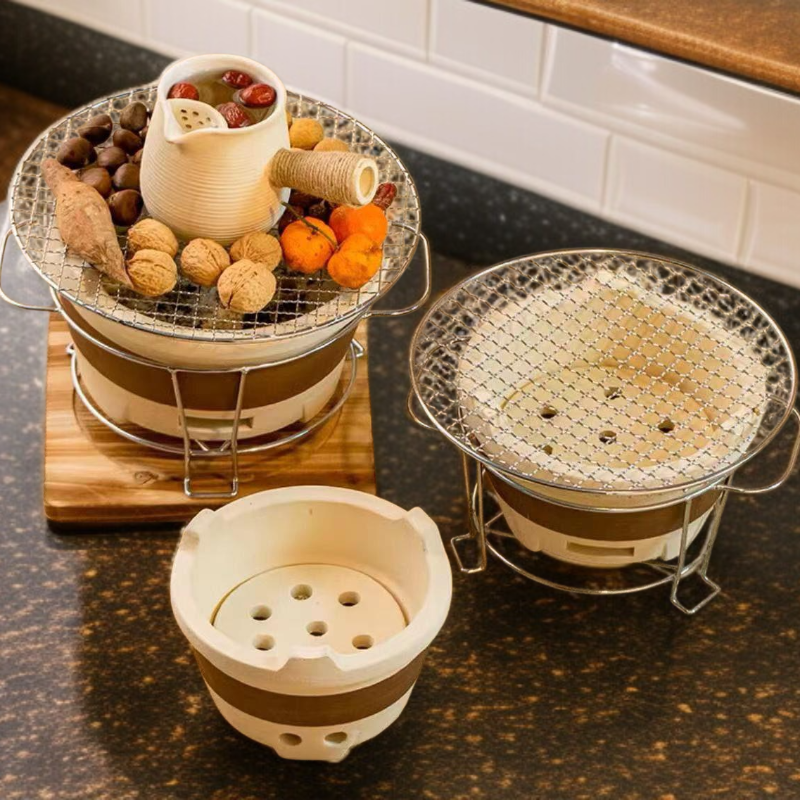 7輪式で、スタンド/グリルなどのオプションアクセサリーもご用意。1～2人用と3～4人用の複数のサイズをご用意。炭火焼き鳥。