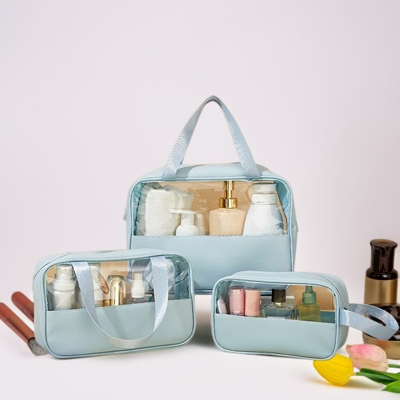 化粧品や小物を収納したバッグ内部