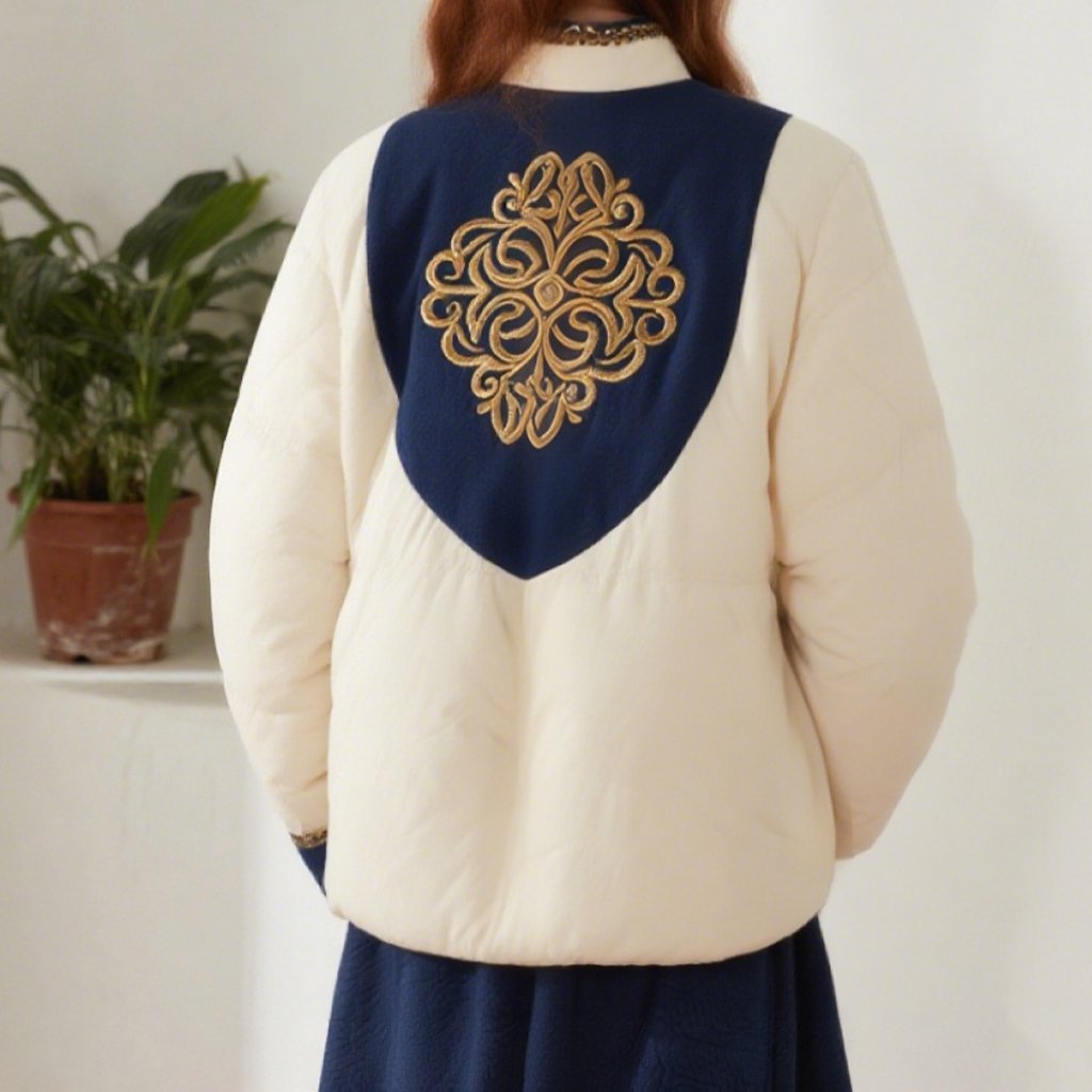 여성 경량 패딩 점퍼 착용 모습