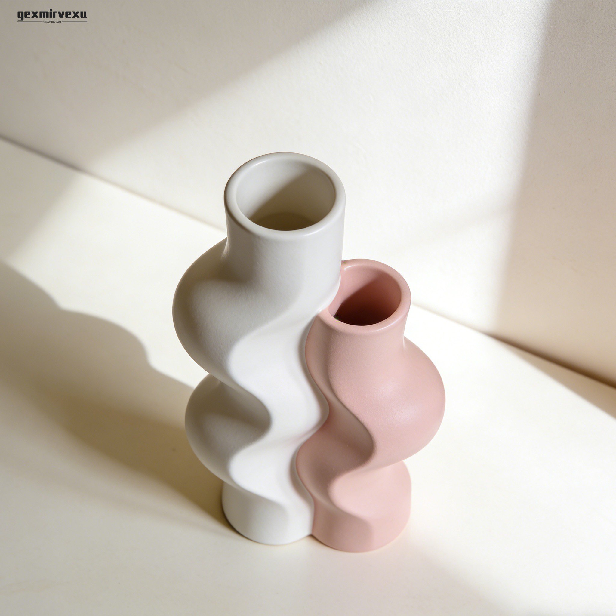 모던한 디자인의 데스크 장식품