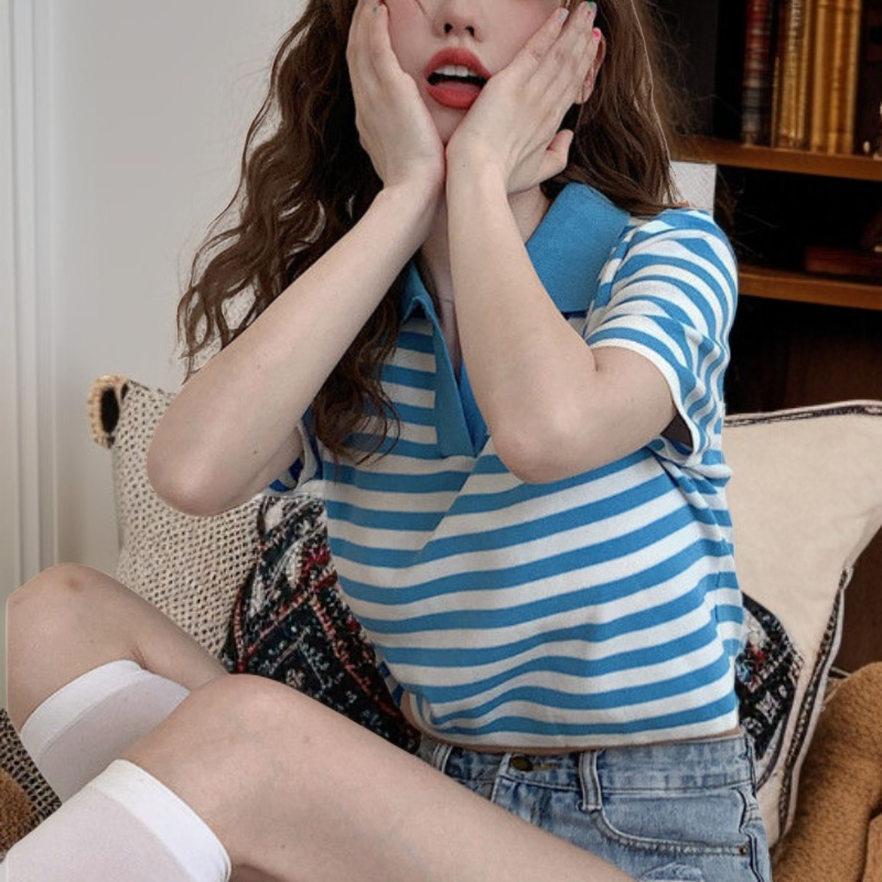 Vista lateral de la camiseta corta de rayas