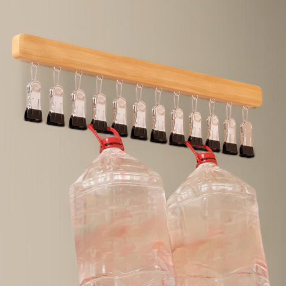 튼튼한 내구성을 가진 옷걸이 근접 사진