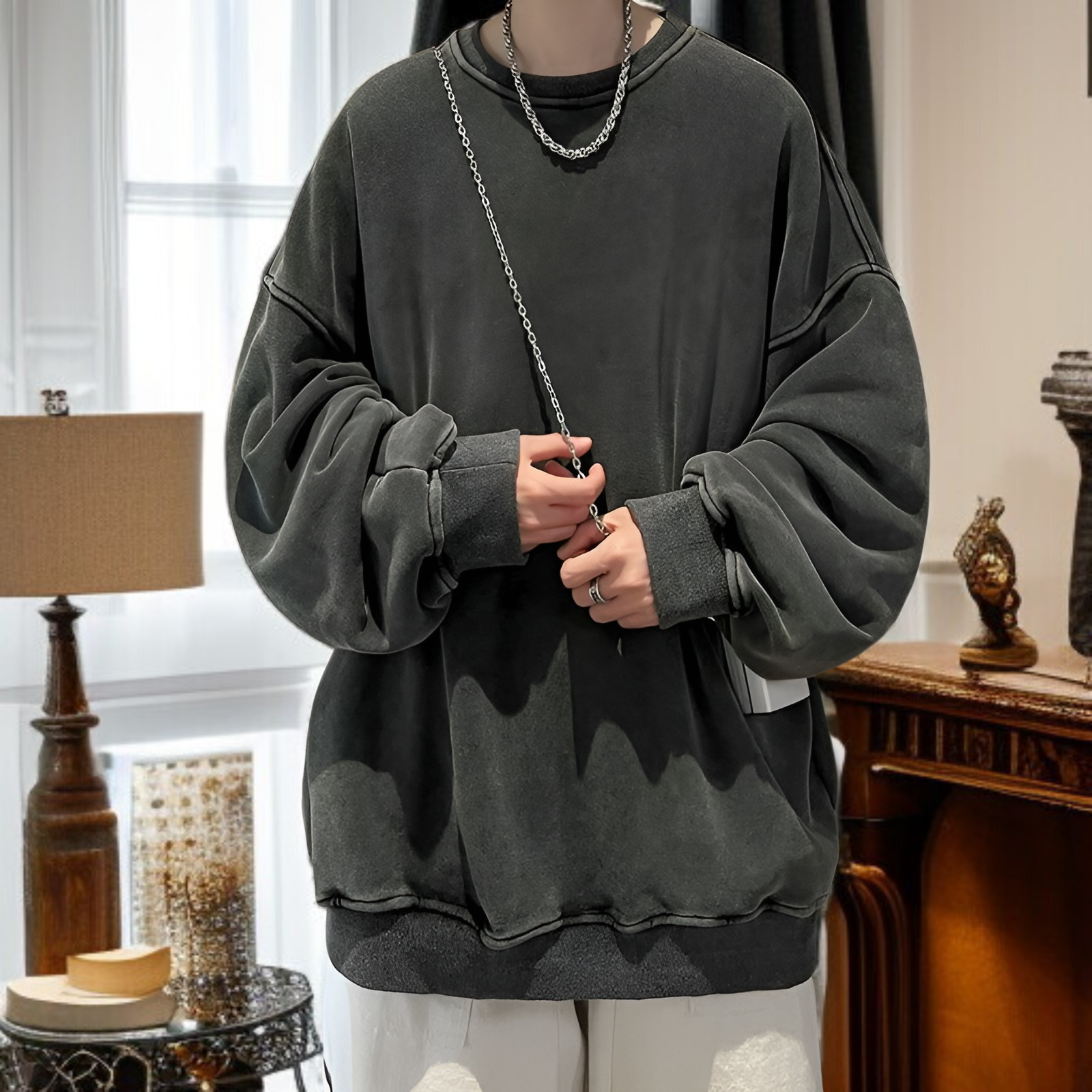 ヘビーウェイト素材のオーバーサイズスウェット