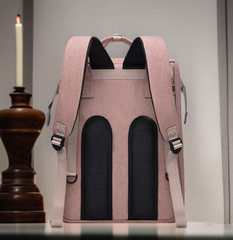 외출 시 아기 용품을 담은 기저귀 가방