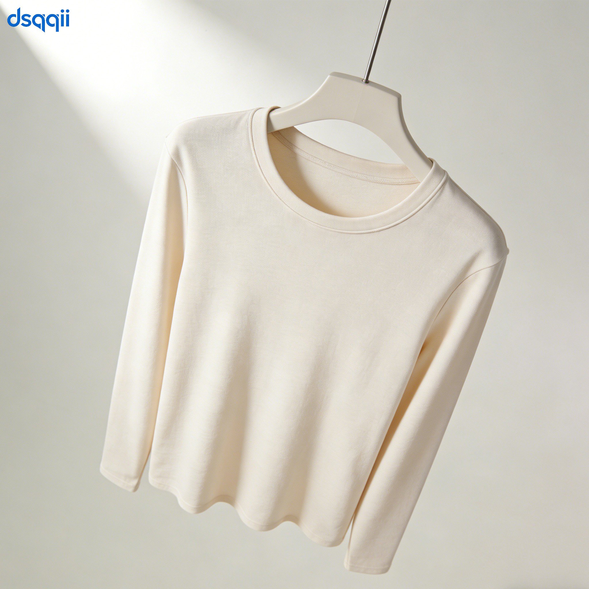 남녀공용 데일리 긴팔 티셔츠 착용 이미지