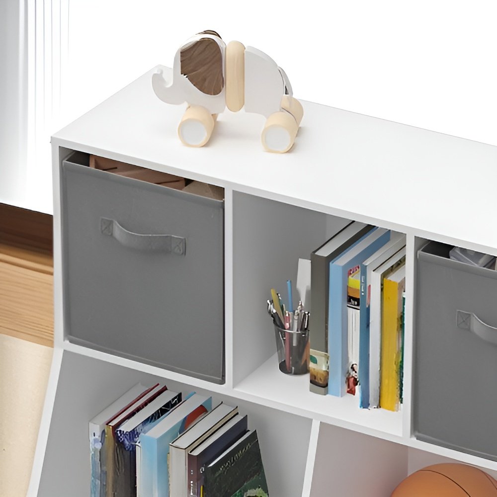 거실에 배치된 세로형 수납장