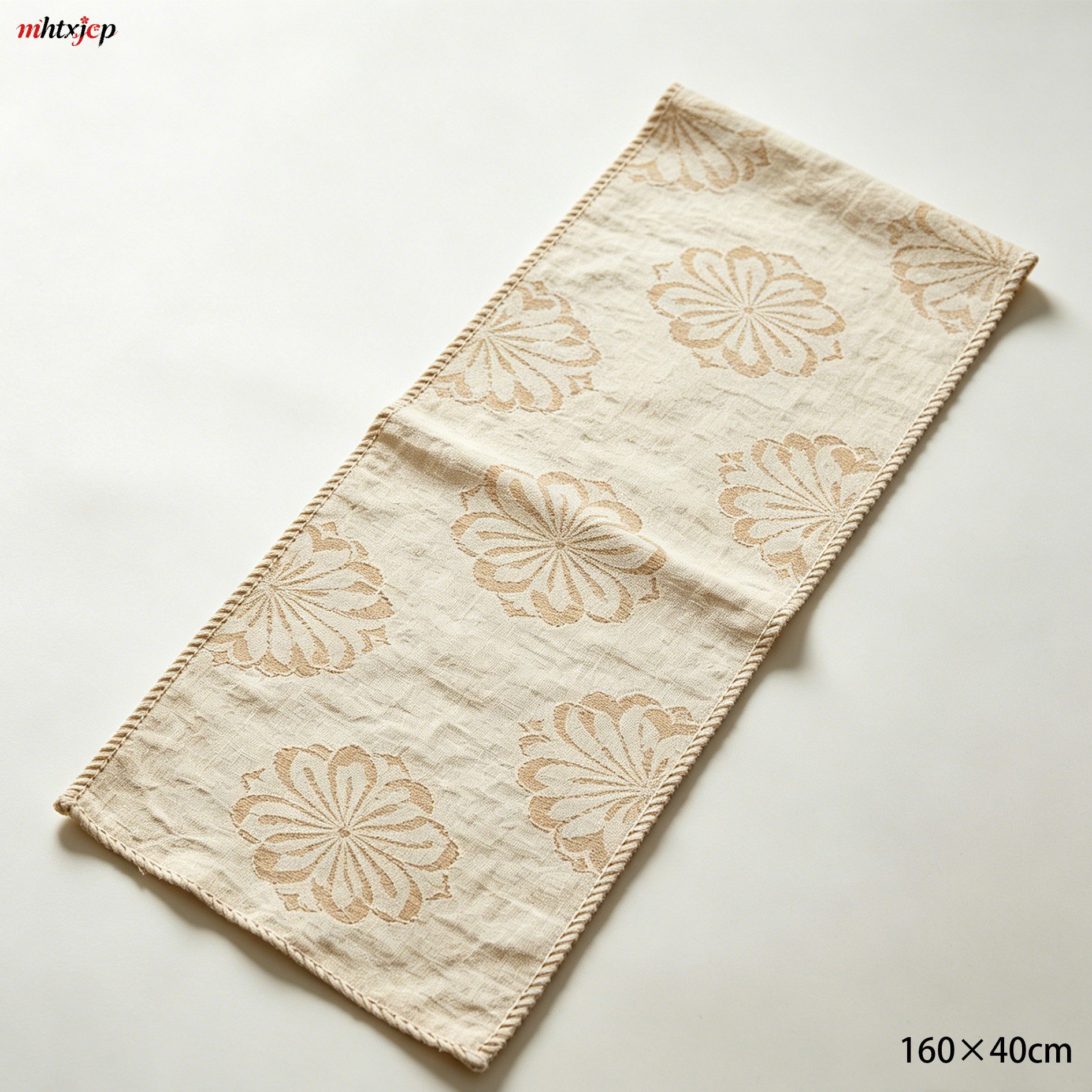 刺繍のディテールが美しいテーブルランナー
