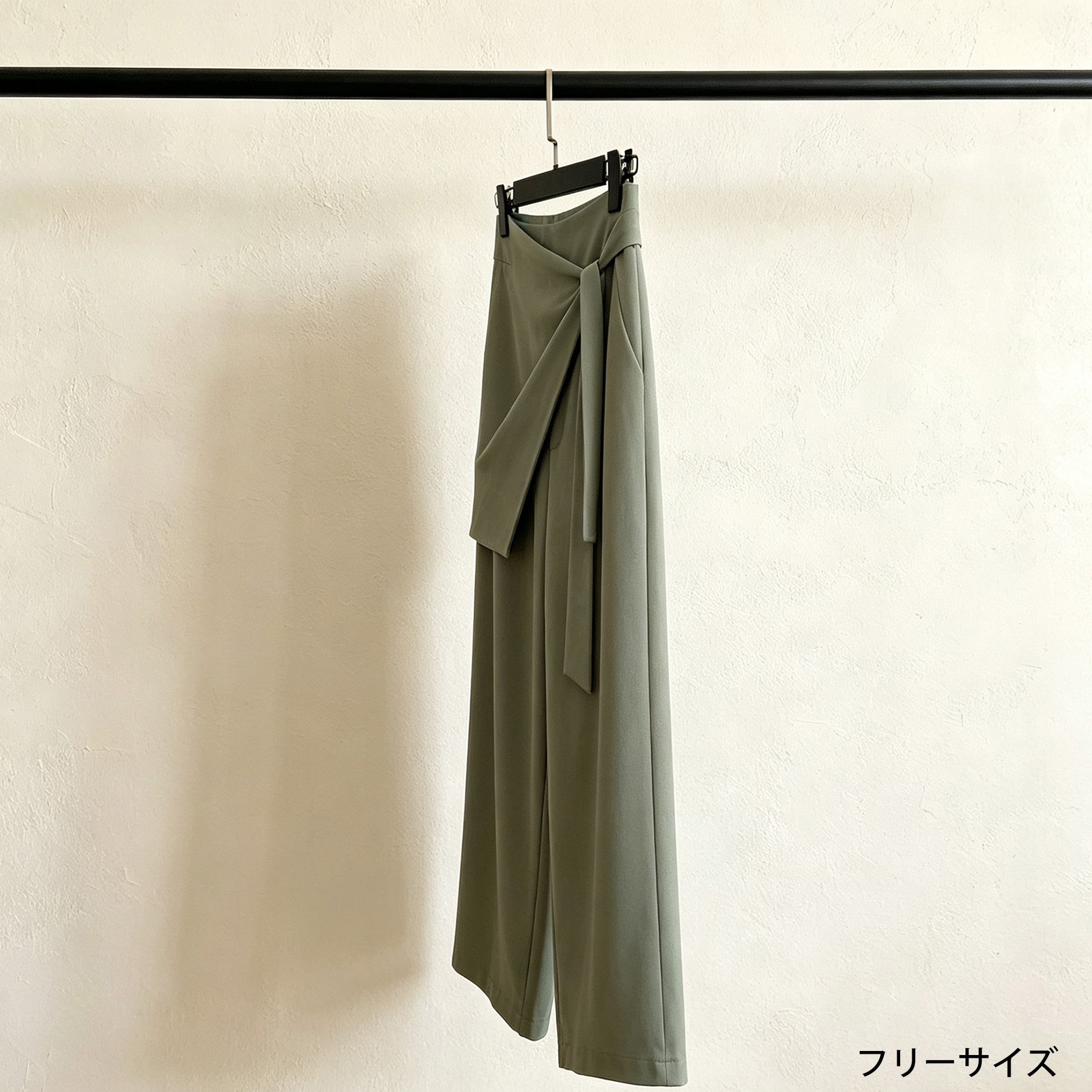 カジュアルコーデにぴったりなグレーグリーンパンツ