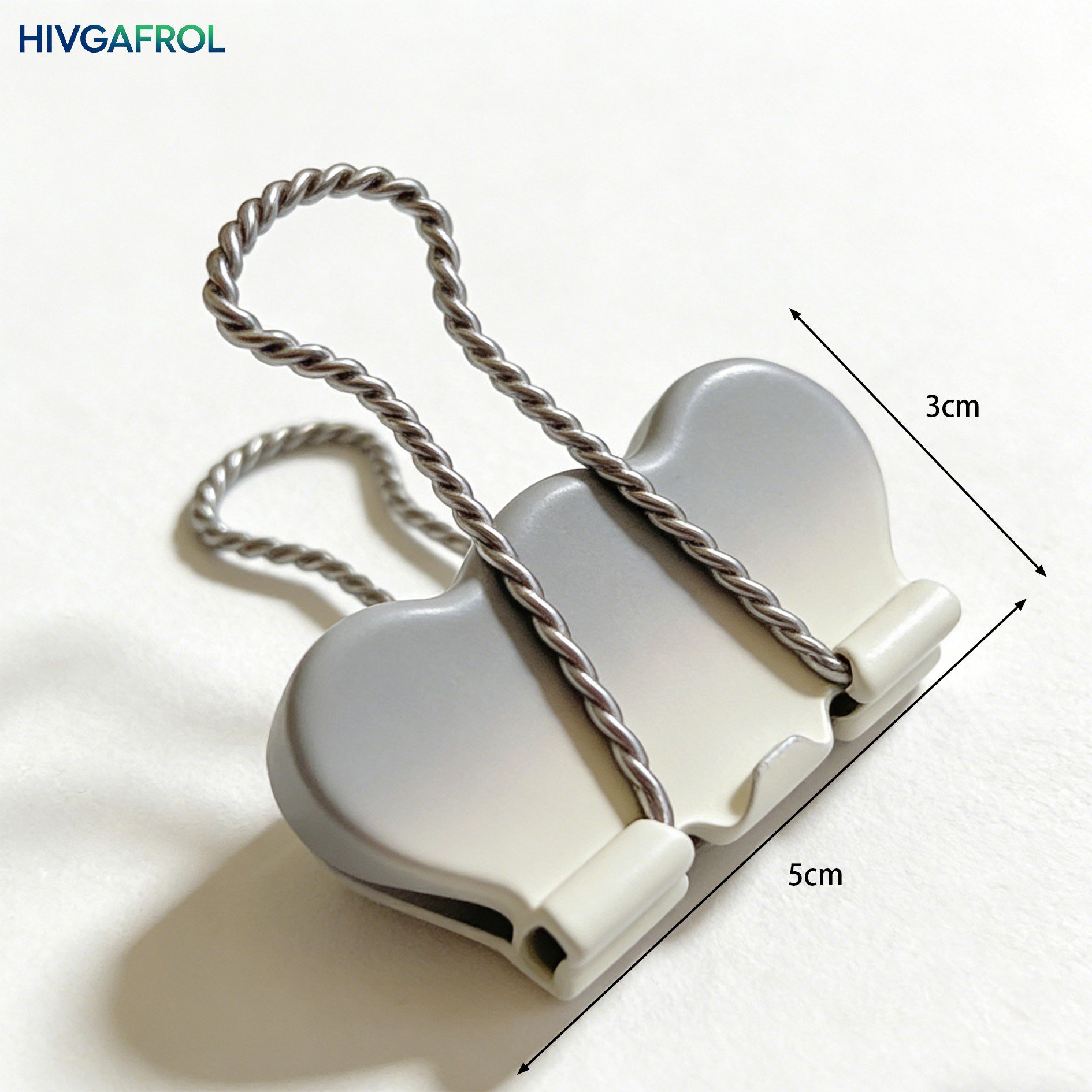 Zbliżenie na spinacze biurowe w użyciu